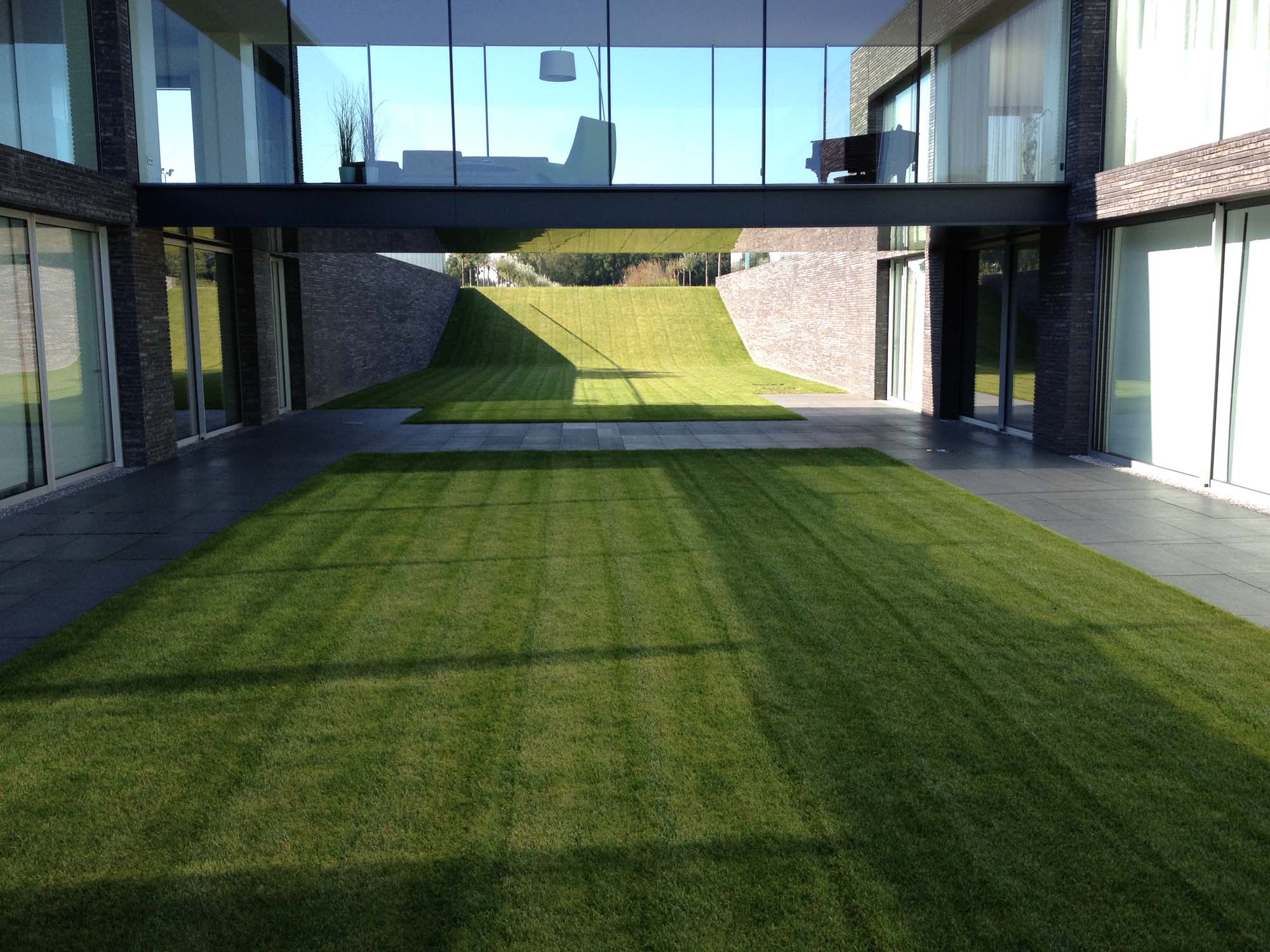Hoveniersbedrijf G.Weultjes Villa tuin Leusden moderne tuin gazon.jpg